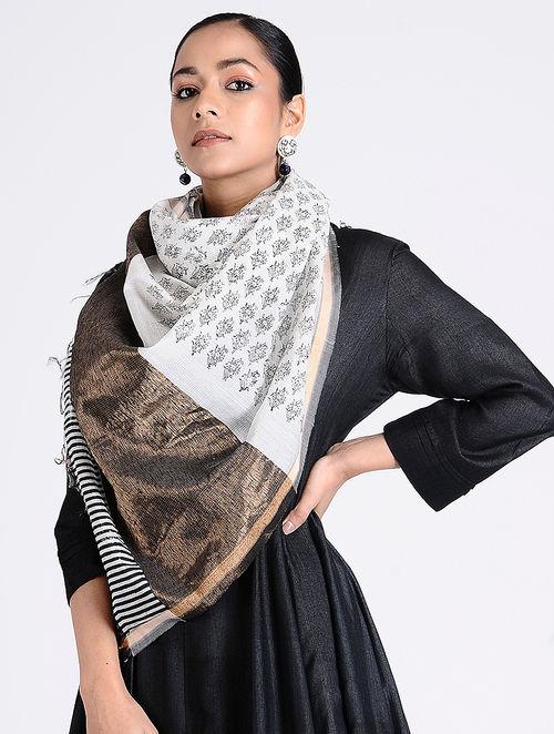 Adorned with bold eye catching zari patta, hanging thread fringes, aesthetically pleasing, unembellished, clear print, hand block printed, buy online on Sonal Kabra website for more collections